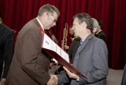 VBGM Dr. Christoph Platzgummer übergibt die Urkunde an Armin Praxmarer