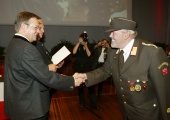 Verleihung der Verdienstmedaille durch LH Günther Platter an BFKDT Bmst. DI (FH) Anton Larcher